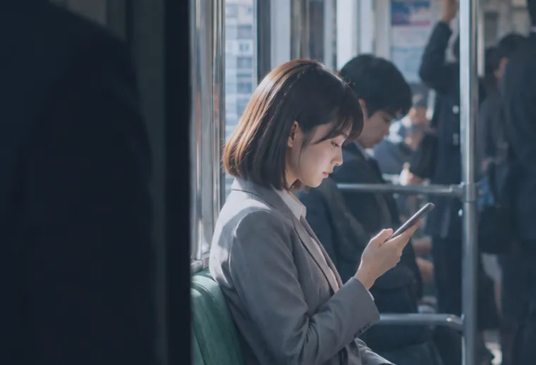 출근길 지하철의 직장인